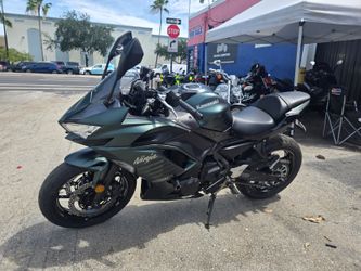 2025 Kawasaki Ninja  650cc abs