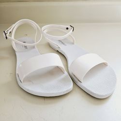 Size 8 White Old Navy Rubber Summer Sandals Flats with Metal Buckle Straps Womens Ladies Girls Beach Pool Water Shoes. Pre-owned in excellent conditio