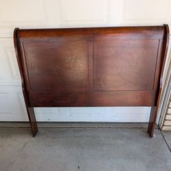 Full Sleigh Bed Frame – Wood – $50 – Hemet Pickup

📄 Description:
Full-size wood bed frame