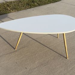 Selling a coffee/center table.