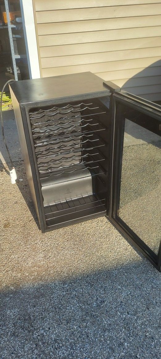 Fridgeaire Wine/can Holder Fridge 