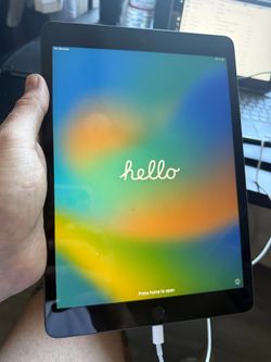 Apple iPad 7th Gen 10.2-inch Space Gray Wi-Fi + Case