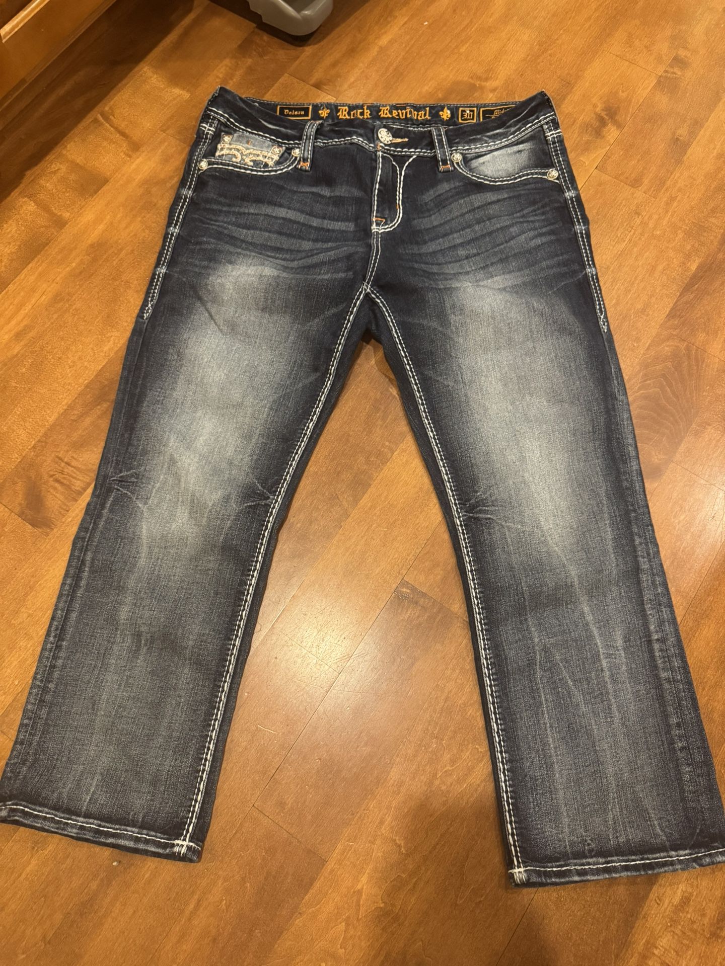 Woman’s Rock revival delara Ankle Crop Jeans Shipping Available