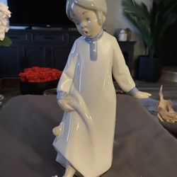 Discover the charm of Spanish craftsmanship with the rare vintage REX VALENCIA porcelain figurine. This medium-sized collectible showcases a delightfu