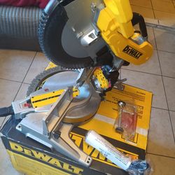 DEWALT
15 Amp Corded 12 in. Compound Double Bevel Miter Saw Solo Se Provo