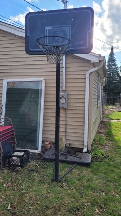 Portable basketball hoop