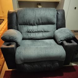 Beautiful Ashley Wide Recliner (( Manual )) DELIVERY AVAILABLE 