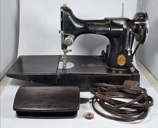 Nice Singer Featherweight Sewing Machine w/ Bobbin - Pedal - Light *WORKS GREAT*