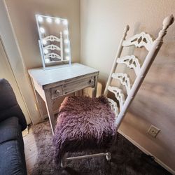Vanity/desk With Chair & Mirror 