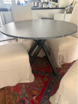 Black round dining table. Like new!