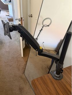 Adjustable standing desk
