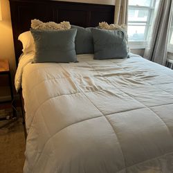 Raymour And Flanigan Queen size canopy Bed 