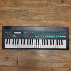 Yamaha DX100 Synthesizer Digital Programmable Algorithm Keyboard Vintage