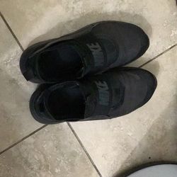 Nike youth flex runner 4 size 6.5 color black