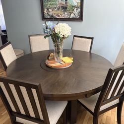Stunning 7 piece Dining Set-Excellent Condition 