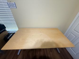 IKEA Bekant Desk (63" x 31.5") – Adjustable Height & Extras / Altura ajustable