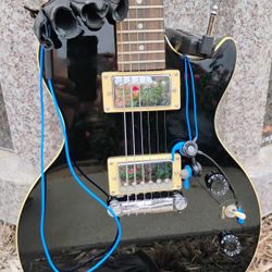 Les Paul Copy With Sonicake Pocket Guitar Amp
