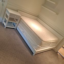 Bed Full Size White Color in Wood 