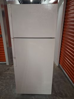 GE Top Freezer bottom fridge with Ice Maker