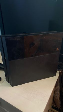 Ps4 with 2 controllers and 6 games