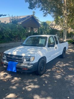 White Toyota Tacoma  SR5 1998