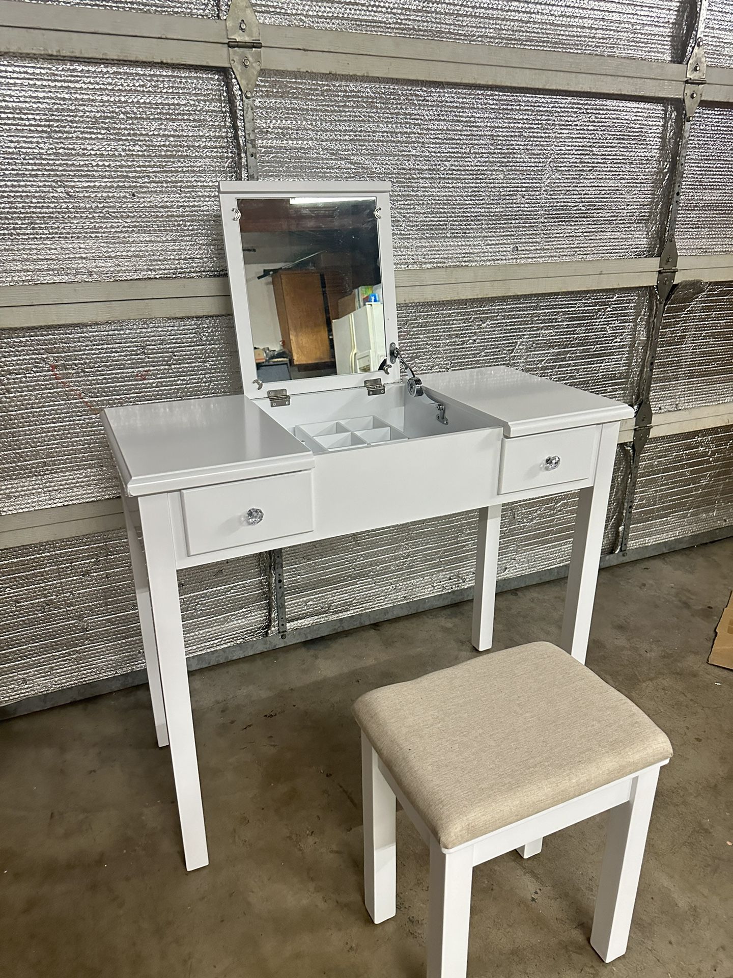 Vanity Table With Stool 