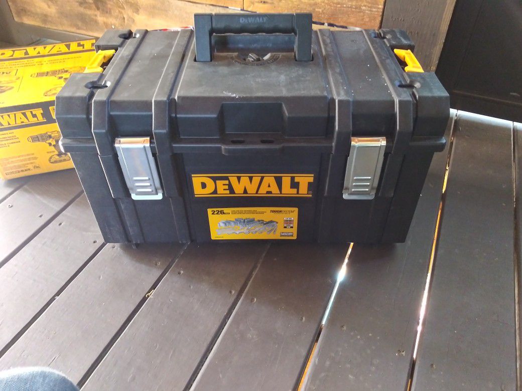 DEWALT DWMT45226H Mechanics Tool Set (226-Piece) with ToughSystem