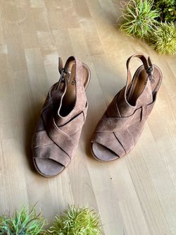 SUSINA Women’s Tan Beige Suede Leather Peep toe Block Heels Sandals Size 6