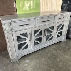 Tablero 70" Accent Cabinet