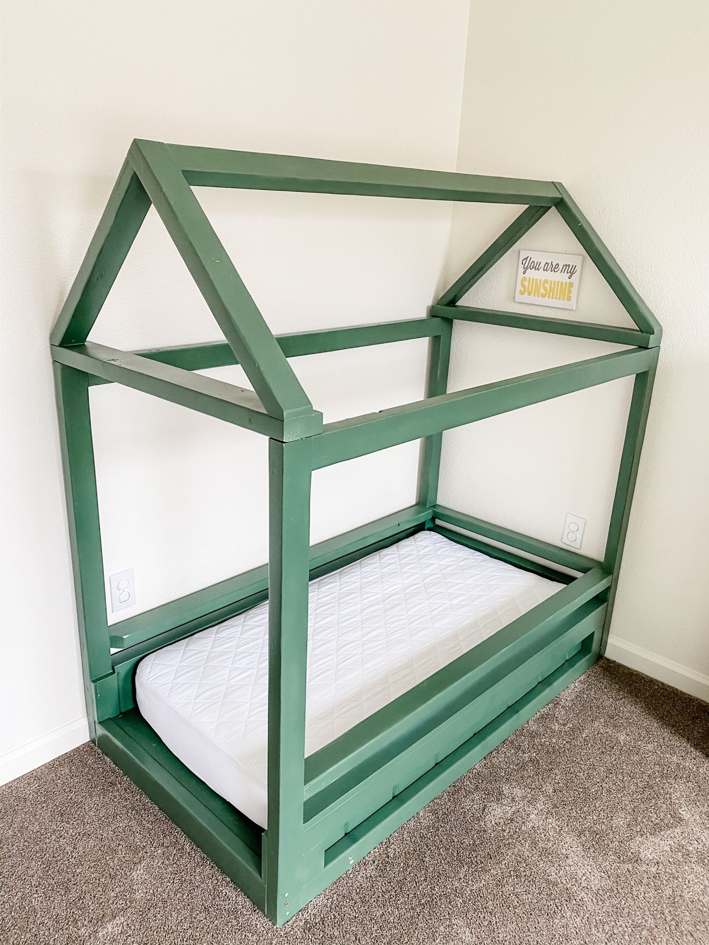 Montessori floor toddler bed / Changing table