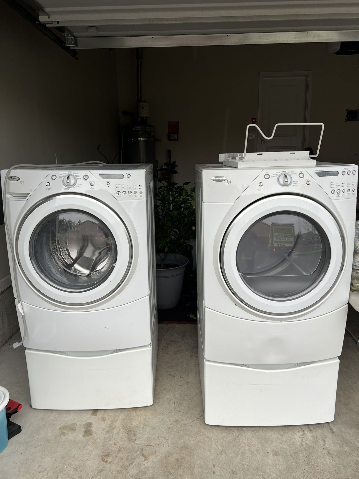 Washer & Dryer With Pedestals