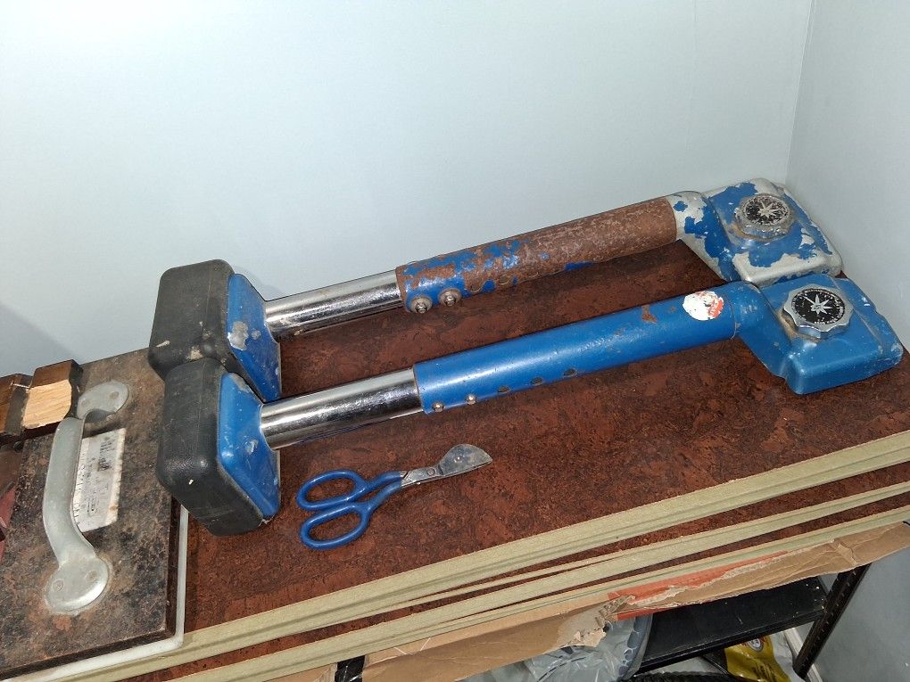 2 Carpet Knee Pushers