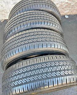 225 55 19 Bridgestone tires Con 80% de Vida Las 4