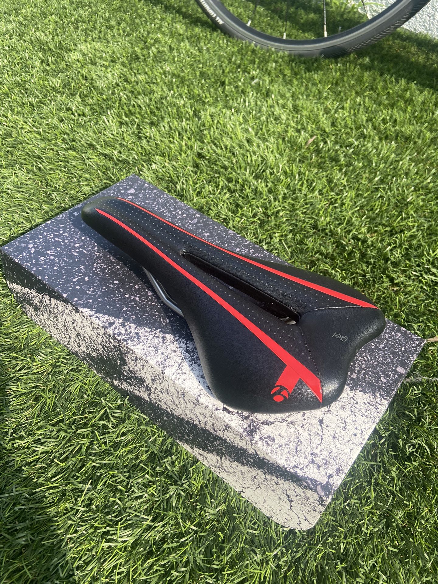 Bontrager Paradigm Race Gel Saddle Black Red Cycling accessories