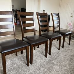 Set of 4 Wood Dining Chairs – Excellent Conditions