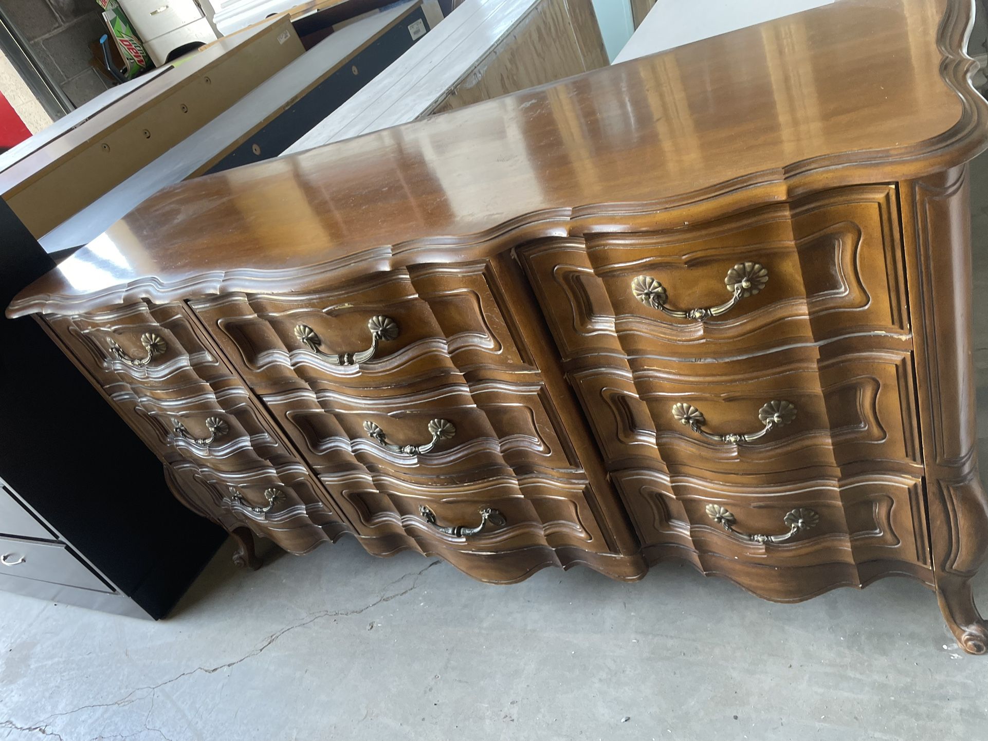 🌹BEAUTIFUL VINTAGE FRENCH PROVINCIAL/9 DRAWER DRESSER WITH MIRROR- SOLID WOOD🌹