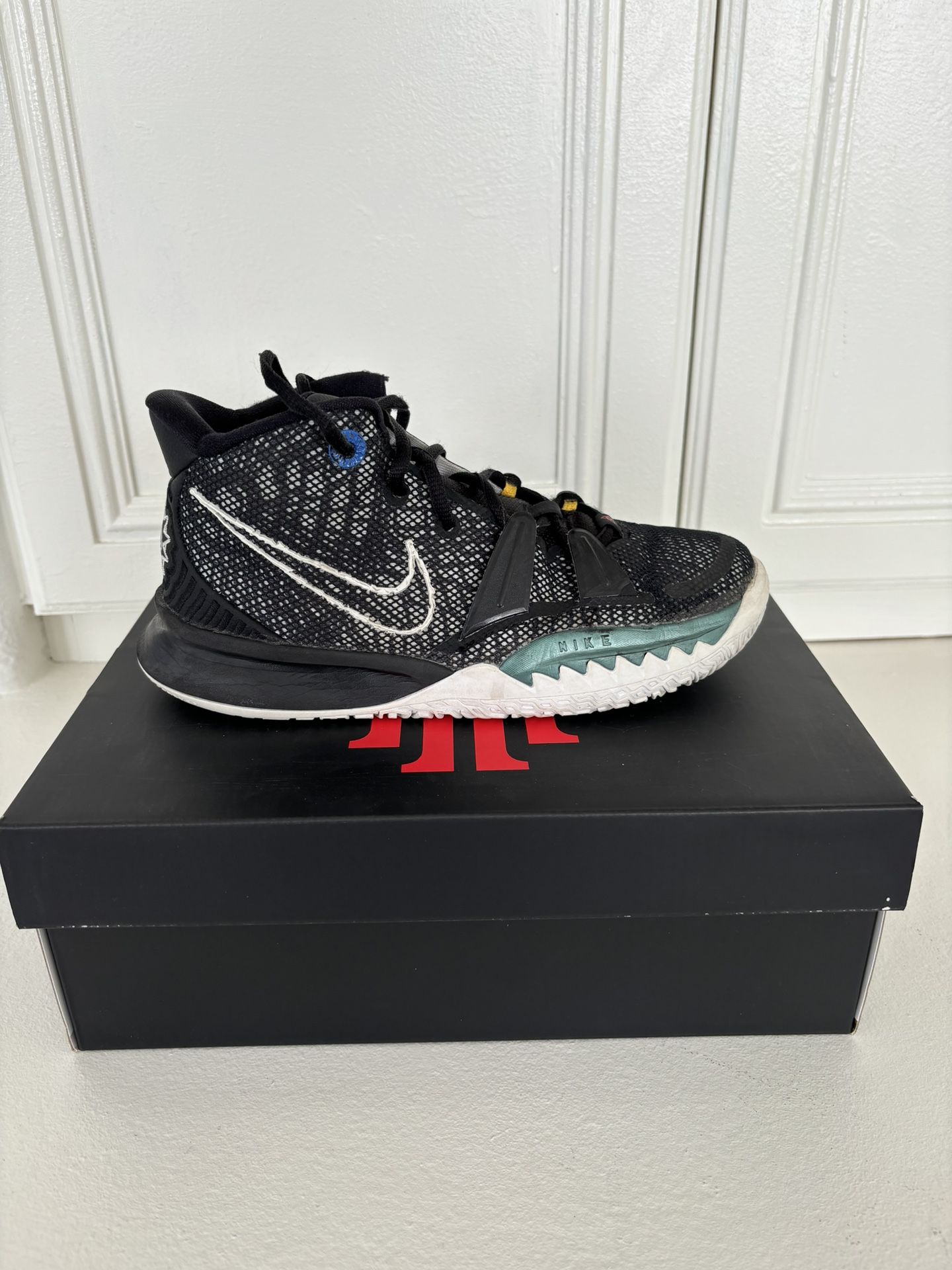 Kyrie 4 BK Black Size: 4.5Y