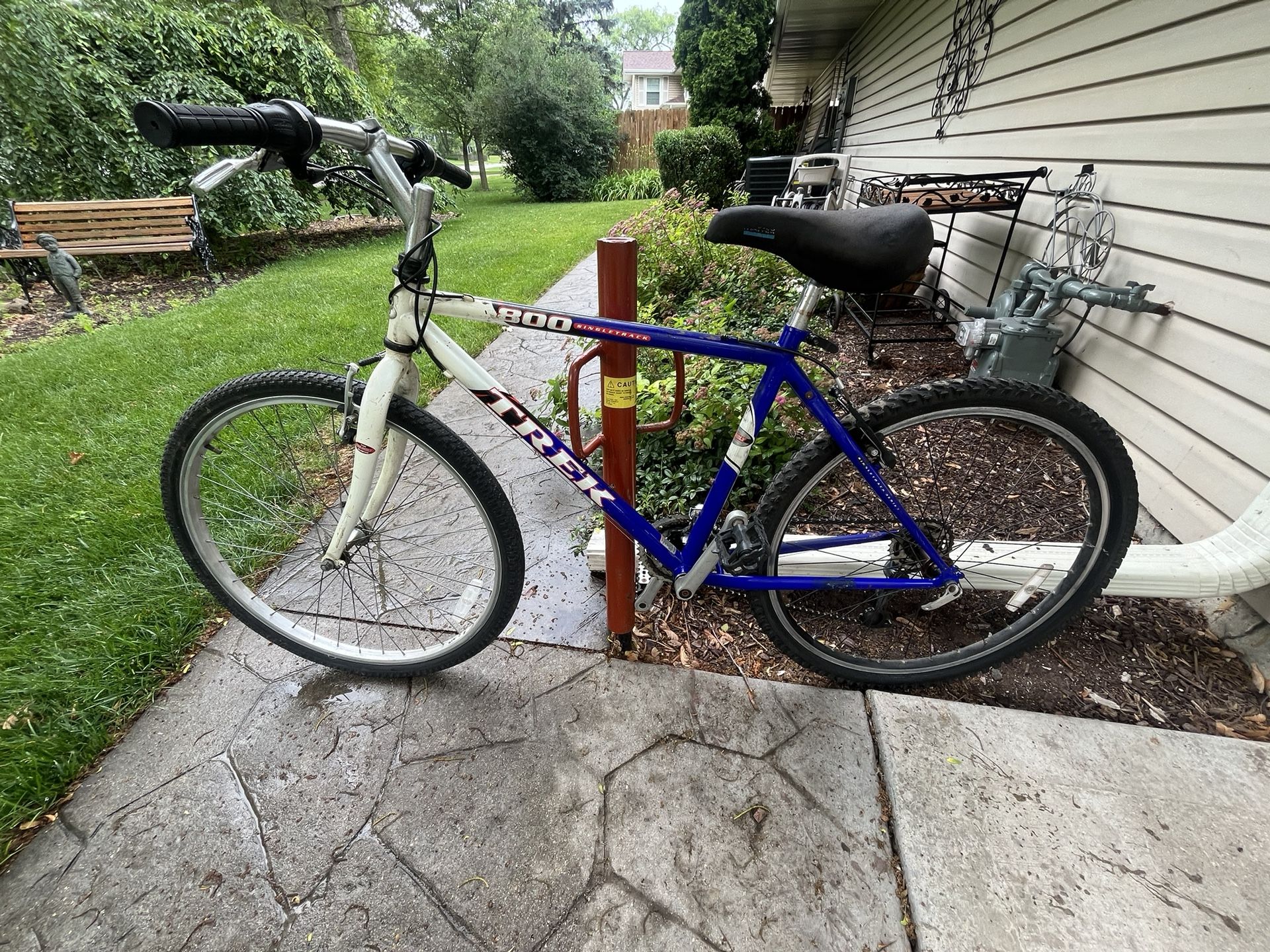 Men’s Trek mountain bike single track 800 18” frame 26” wheels shifts & brakes well wheels good