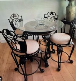 METAL&WOOD ROUND TABLE. 4 WROUGHT IRON CHAIRS HEAVY DUTY. (MISSING GLASS)