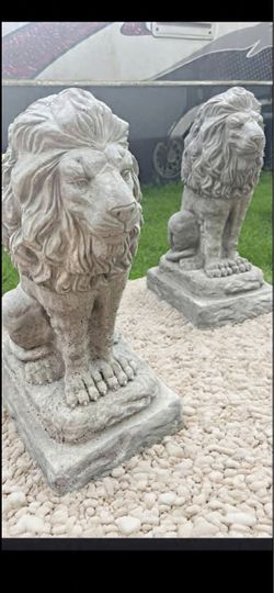 Large solid concrete set of lions/price is for both/free delivery