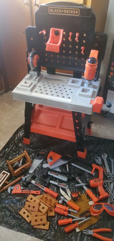 Black and Decker Toy Work Bench With Accessories 