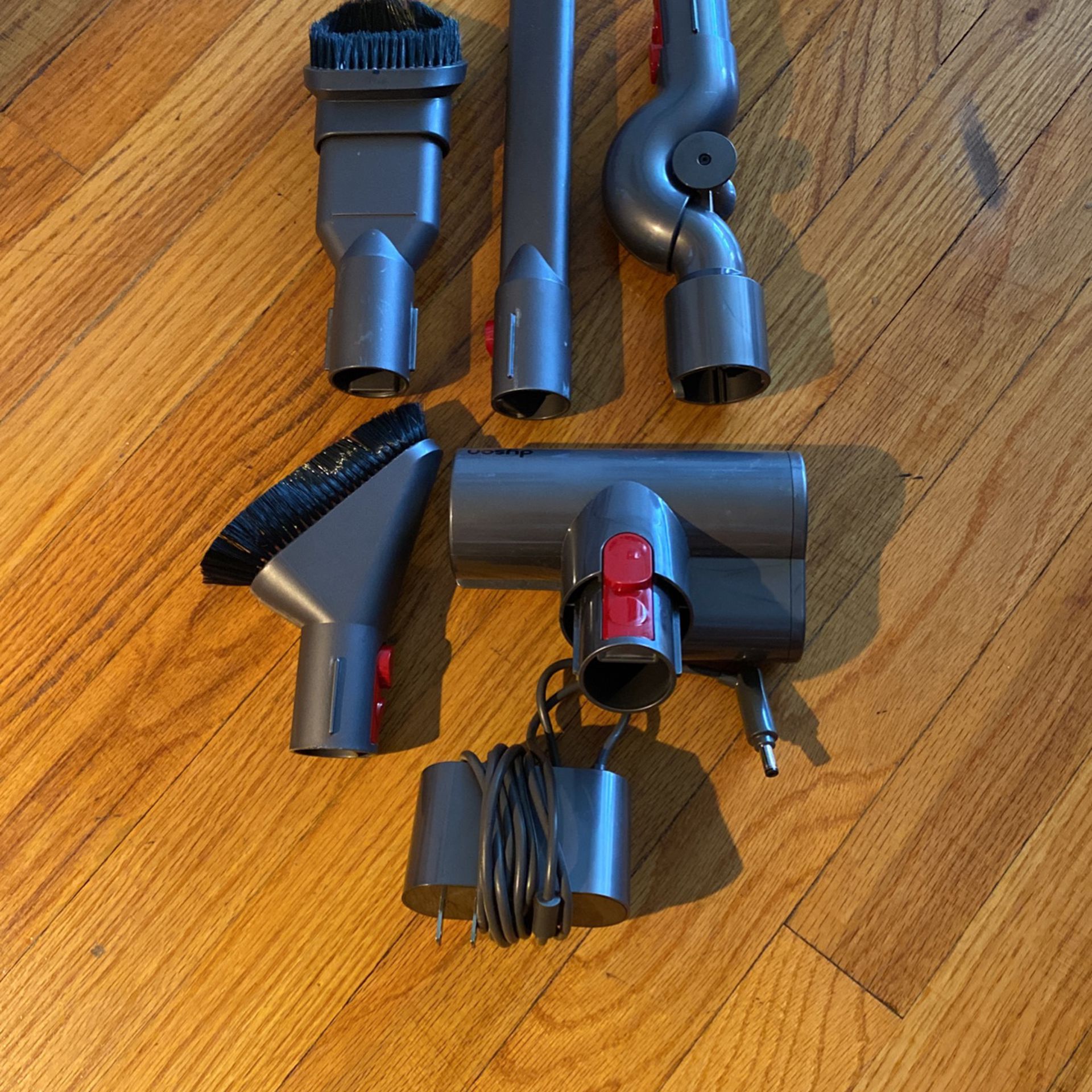 Dyson V8 Vaccum Accessories And Charger