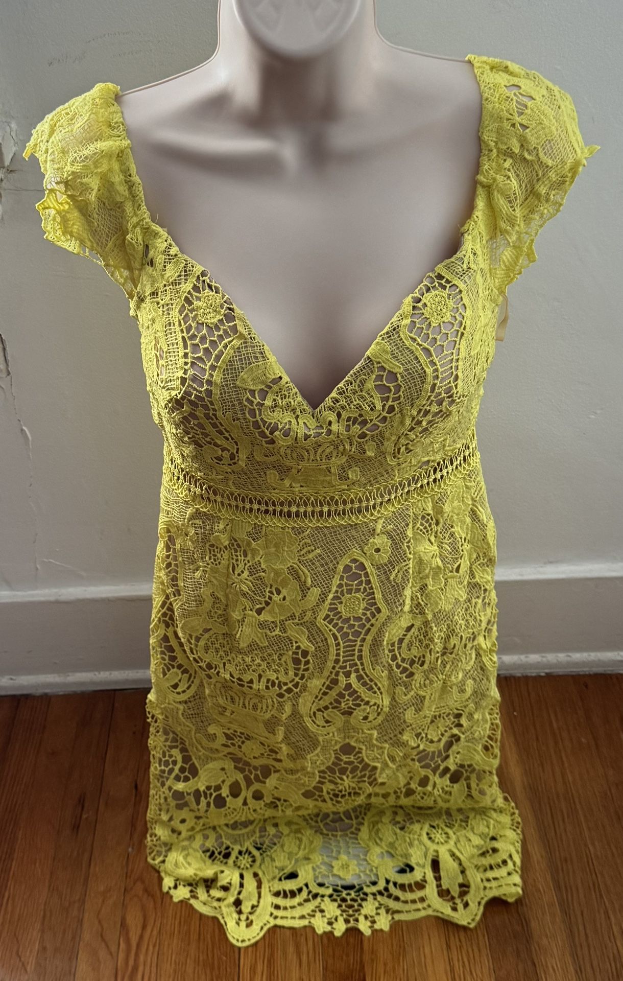 L’Atiste by Amy Lace Butter Yellow Bodycon Sweetheart Necklace Mini Dress, size S 