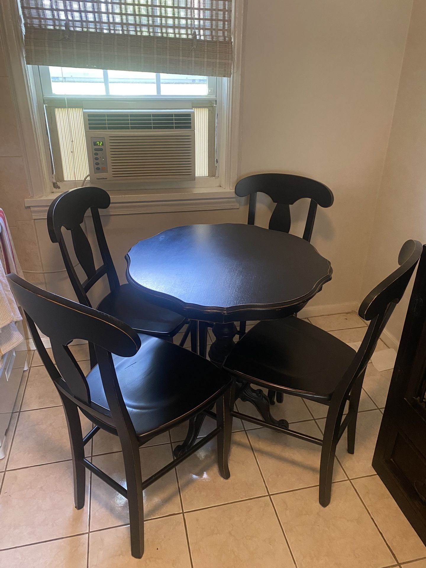Round Table With 4 Chairs