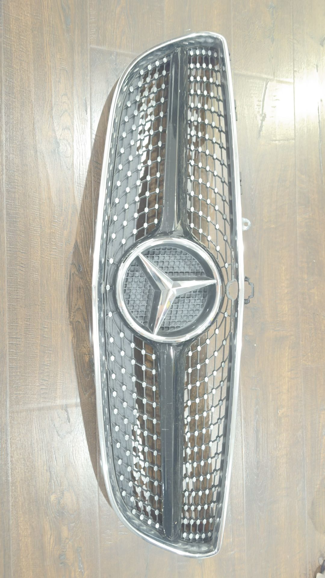 Mercedes-Benz W218 CLS model grille removal
