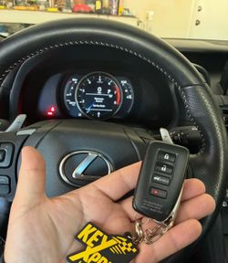 Car keys/ llaves de carro