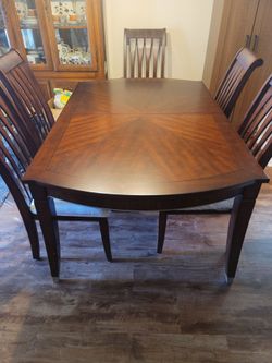 Formal Dining Table For 6 ( 4 Reg Chairs & 2 Arm Chairs ) NEED GONE ASAP. Serious buyers only