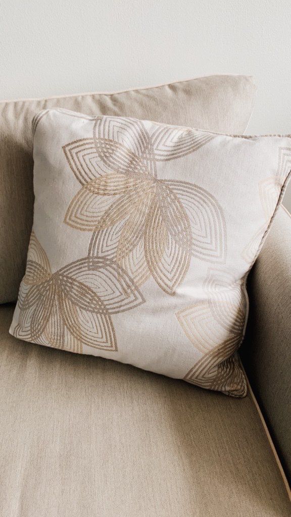 Throw pillows with pillow covers - Set of 4