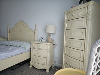 Full Size Bed, 2 Dressers 2 Nightstands and Mattress 