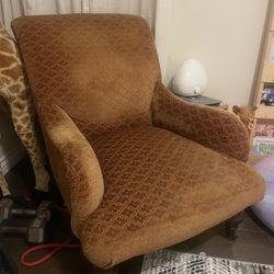Vintage Upholstered Armchair – Cozy & Classic